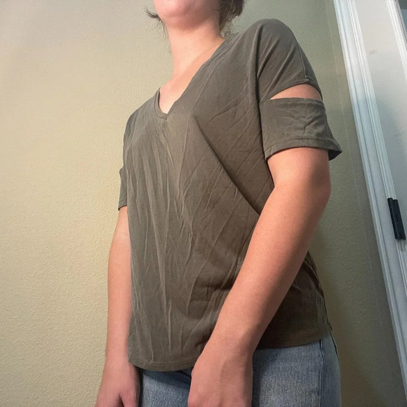 NORDSTROM HARLOWE & GRAHAM Split Sleeve V Neck T Shirt top olive green - small - Picture 2 of 4